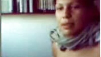 Seksi rjavolaska je res močno zajebal svojo muco na postelji