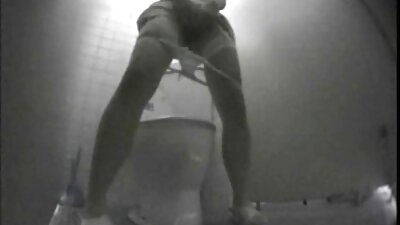 Seksi amaterka razkrije svojo muco in svojo rit tudi pred kamero